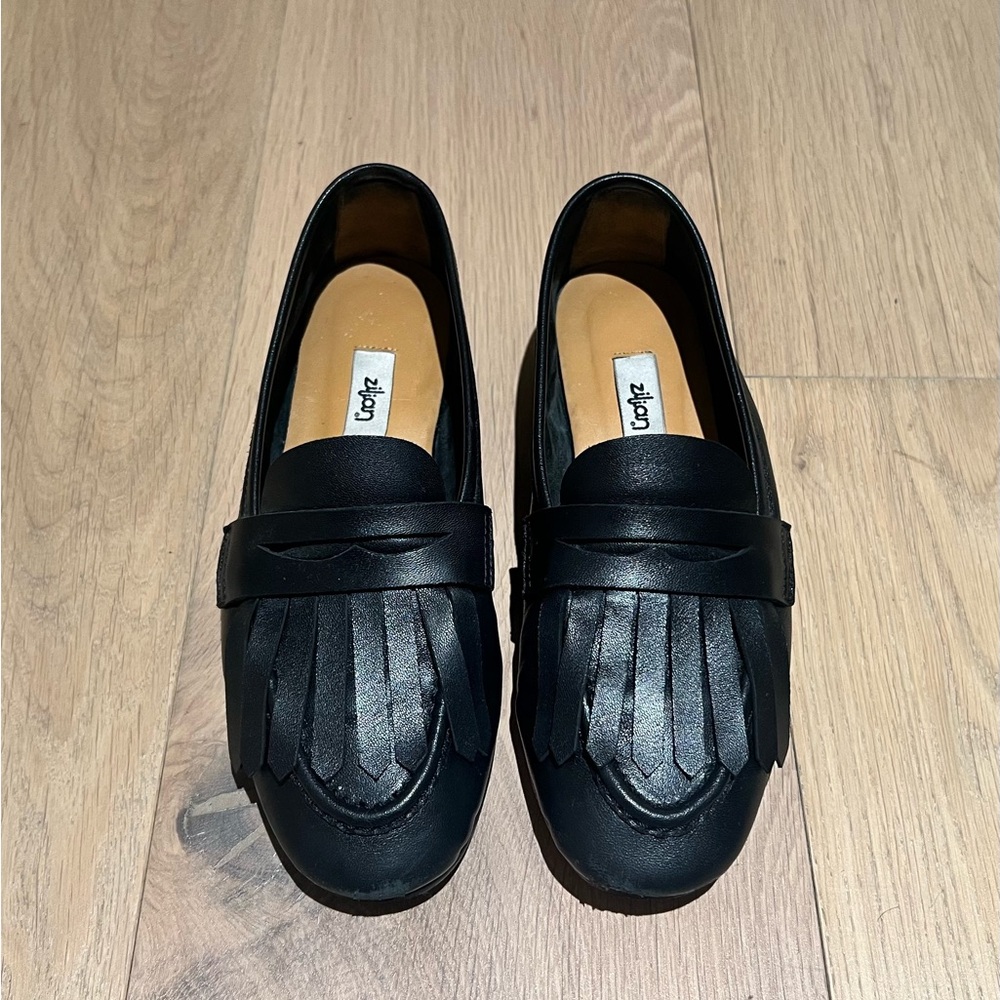Elegant Black Leather Loafers with Fringe detail